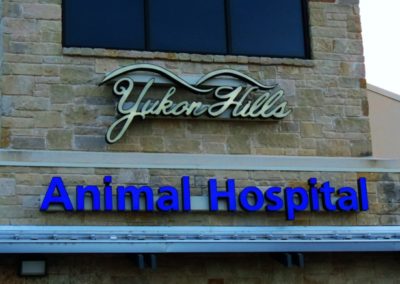 Picture of outdoor signs on front of animal hospital.